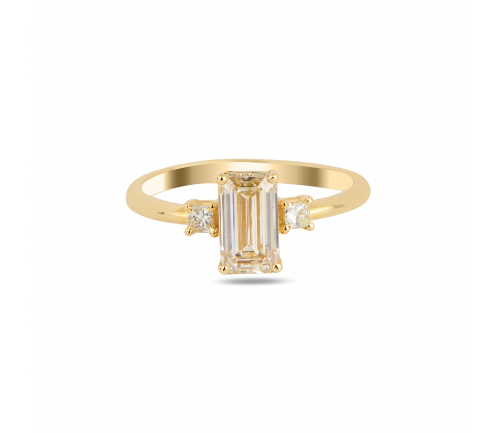 Złoty pierścionek zaręczynowy z szampańskim diamentem w szlifie szmaragdowym - 2