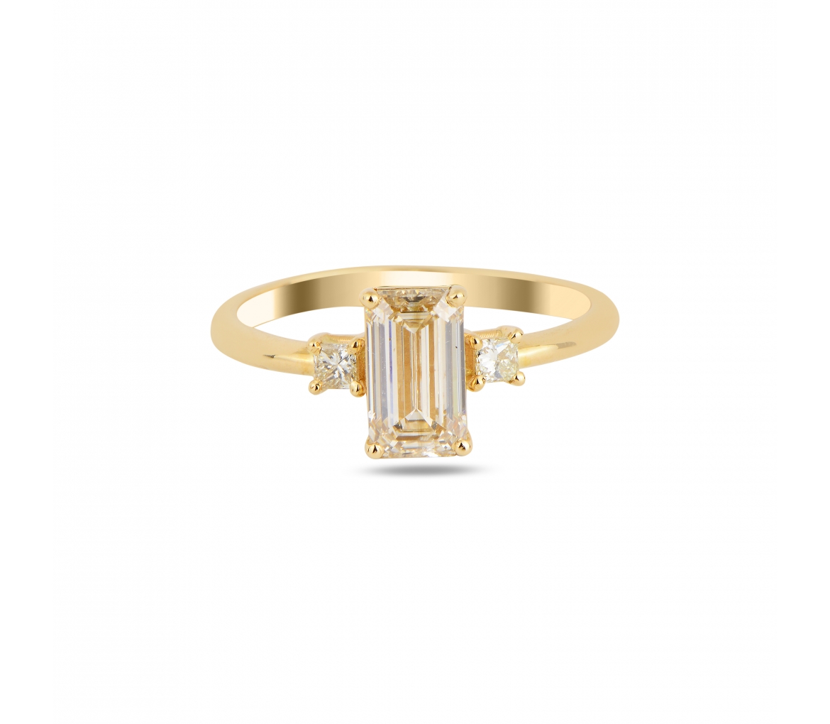 Złoty pierścionek zaręczynowy z szampańskim diamentem w szlifie szmaragdowym - 2