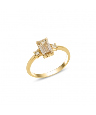 Złoty pierścionek zaręczynowy z szampańskim diamentem w szlifie szmaragdowym - 3