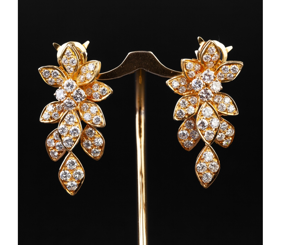 Gold earrings with diamonds with floral motif - 1