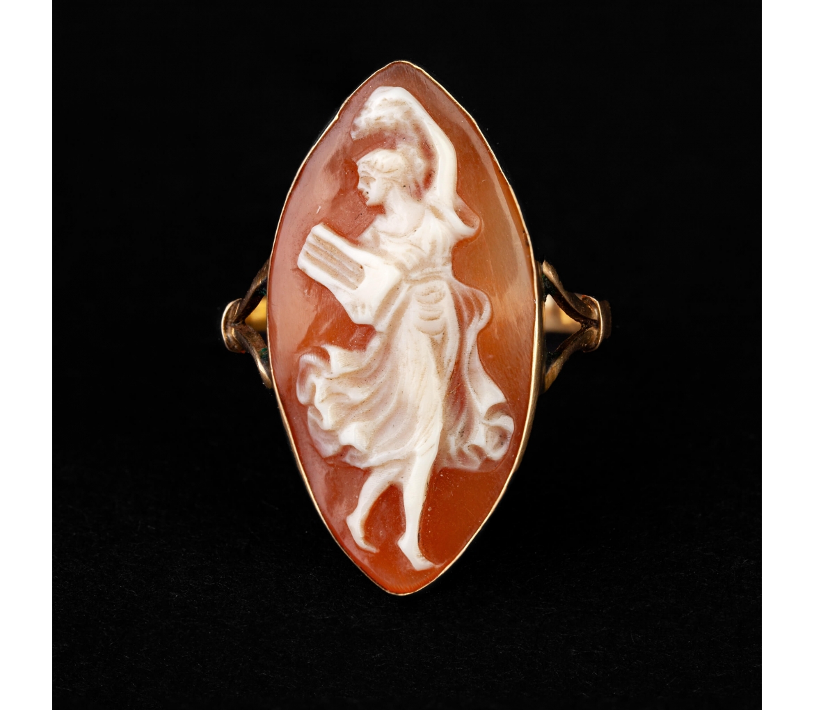 Gold ring with a cameo, first half of the 20th century - 1