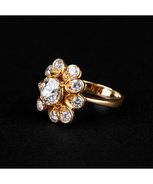 Gold vintage ring in a flower form with diamonds - 3