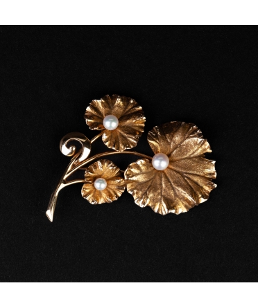 Gold vintage brooch in a form of leaves with freshwater pearls - 1