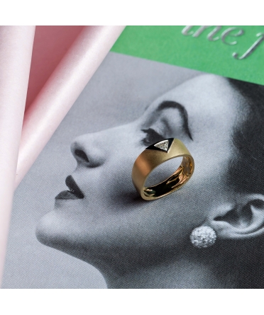 Gold signet ring with a vintage diamond - 2